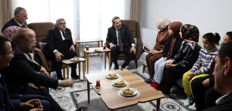 Bakan Bayraktar Hatayda depremzede aileleri ziyaret etti