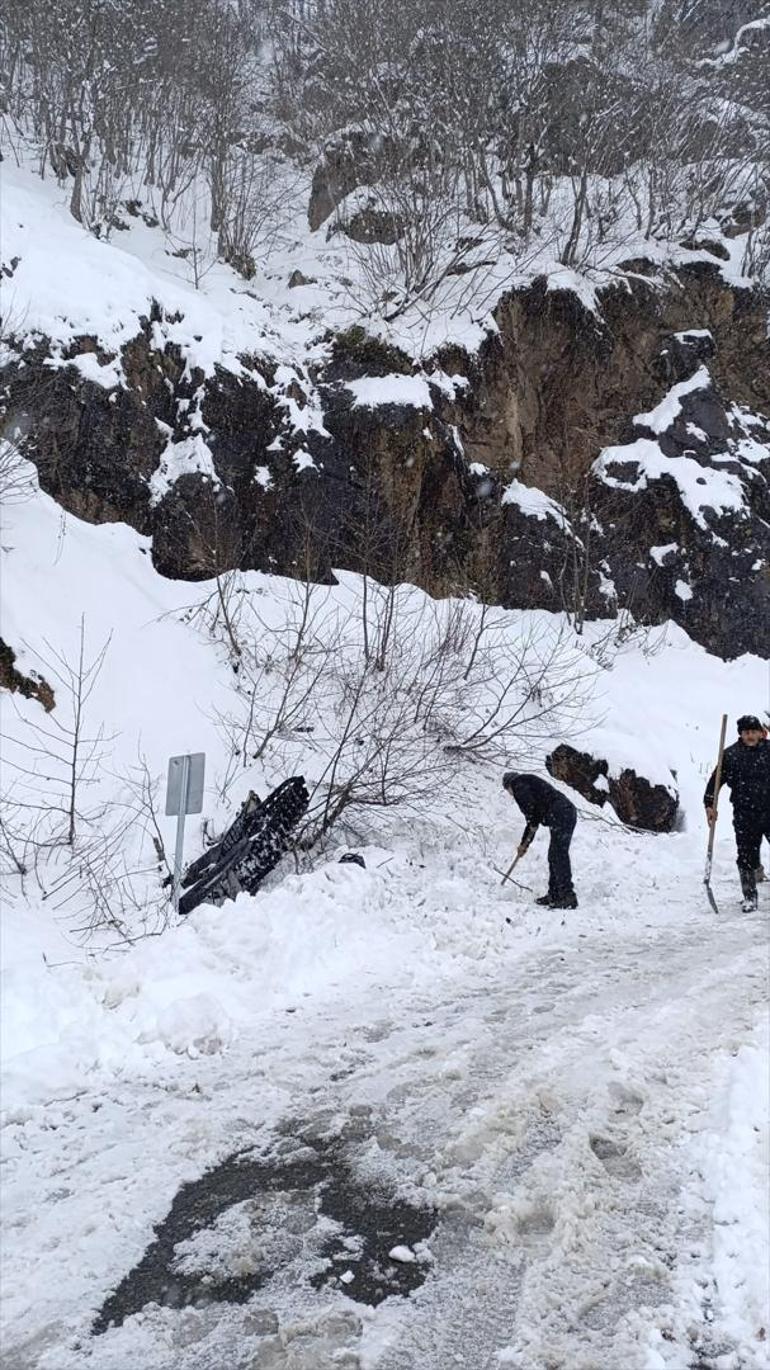 Zamana karşı yarış Kaza sonrası karın altında kaldı... Orman işçileri kurtardı