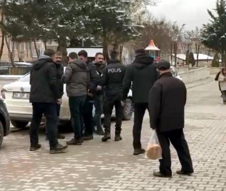 Çocuklarıyla birlikte yürüyordu... Genç kadın, eski sevgilisini yüzünden bıçakladı