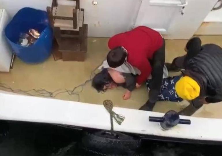 İstanbulda köprüden düşen kadını balıkçılar kurtardı