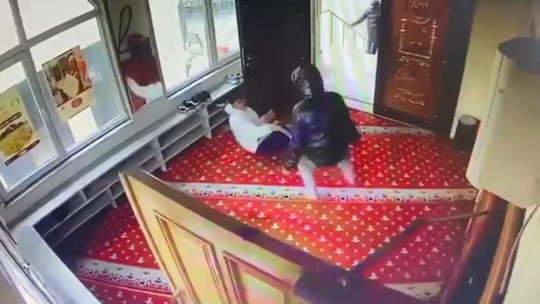 Başakşehirde dehşete düşüren olay Camide kendisine yardım etmek isteyen kişiyi makasla yaraladı