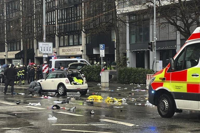 Son dakika: Almanyada araç kalabalığın arasına daldı: Çok sayıda yaralı
