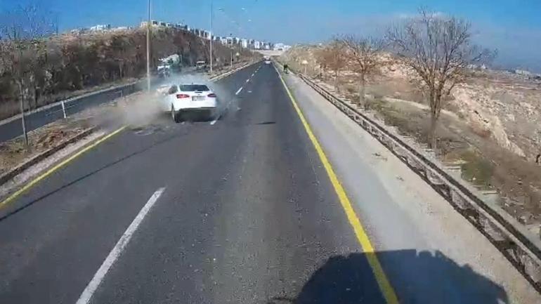 Şanlıurfada 4 otomobilin karıştığı zincirleme kaza kamerada