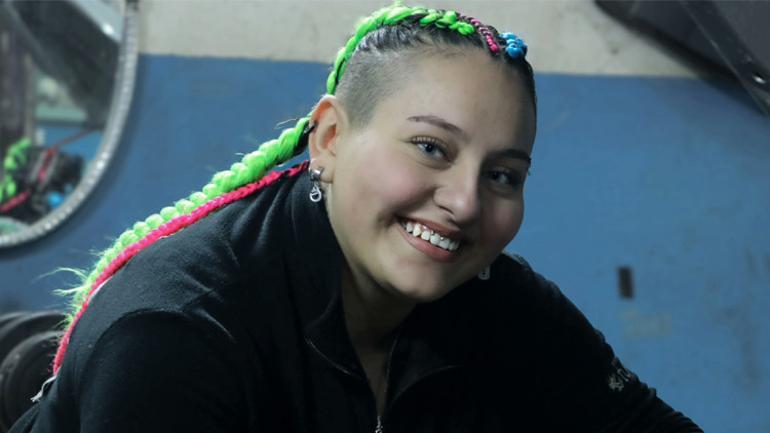 Sanayi sitesinde tek kadın: Mia Usta... Motoru söküp sıfırdan topluyor