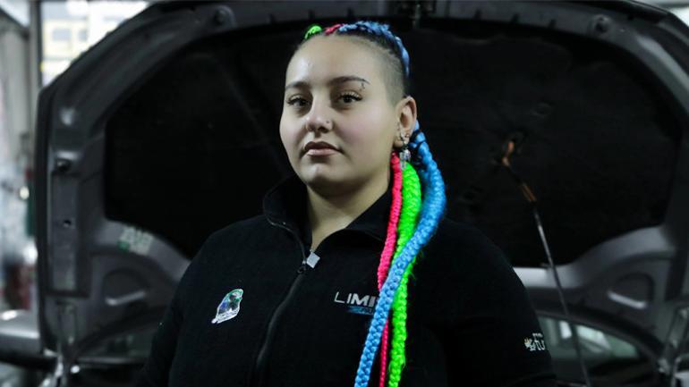 Sanayi sitesinde tek kadın: Mia Usta... Motoru söküp sıfırdan topluyor