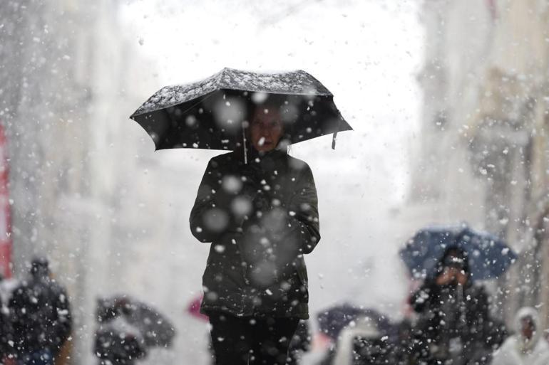 Meteorolojiden yeni hava durumu raporu... İstanbulda hava nasıl olacak 6 il için sarı ve turuncu kodlu kar yağışı uyarısı... Birçok ilde eğitime kar engeli