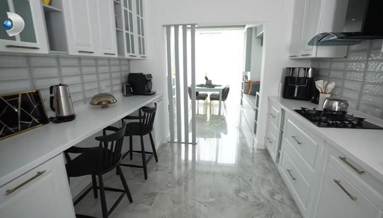 Duvar boydan boya kitaplarla kaplı... Ünlü oyuncu 8 yaşındaki kızıyla bu evde yaşıyor