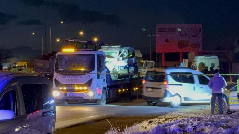 Konyada TIR ile ekip otosu çarpıştı; 1 polis şehit oldu, 2 polis ağır yaralandı