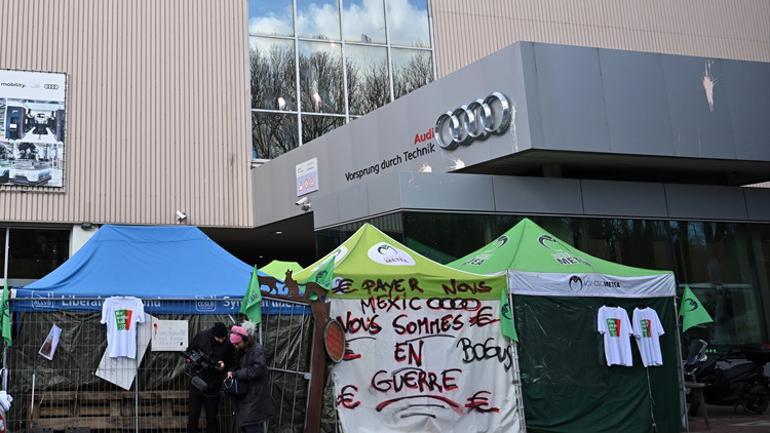 Audi fabrikasına kilit vurdu... Çalışanlar hüngür hüngür ağladı
