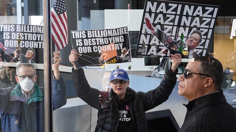 Elon Musk binlerce memurun işine son vermişti... ABDde Tesla protestoları büyüyor