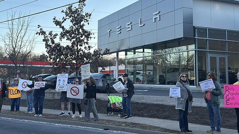 Elon Musk binlerce memurun işine son vermişti... ABDde Tesla protestoları büyüyor