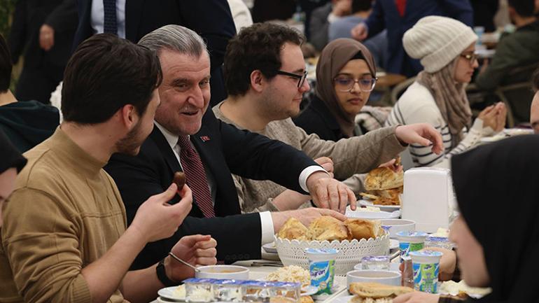 Bakan Bak ve İbn Haldun Üniversitesi Mütevelli Heyeti Başkan Vekili Bilal Erdoğan iftarda öğrencilerle buluştu