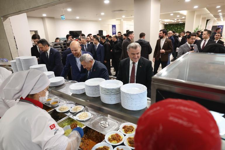 Bakan Bak ve İbn Haldun Üniversitesi Mütevelli Heyeti Başkan Vekili Bilal Erdoğan iftarda öğrencilerle buluştu