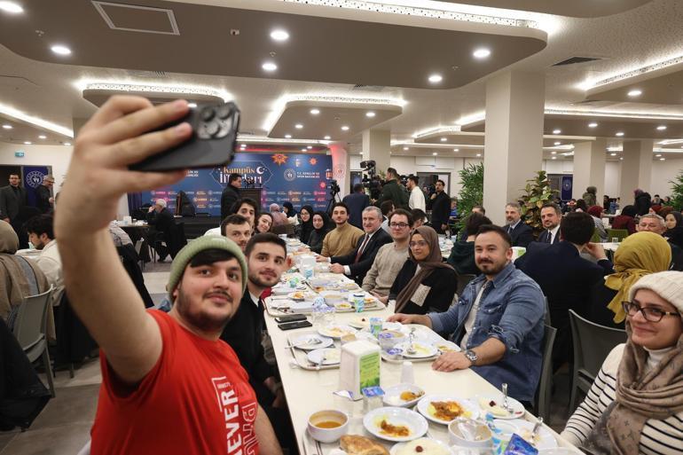 Bakan Bak ve İbn Haldun Üniversitesi Mütevelli Heyeti Başkan Vekili Bilal Erdoğan iftarda öğrencilerle buluştu