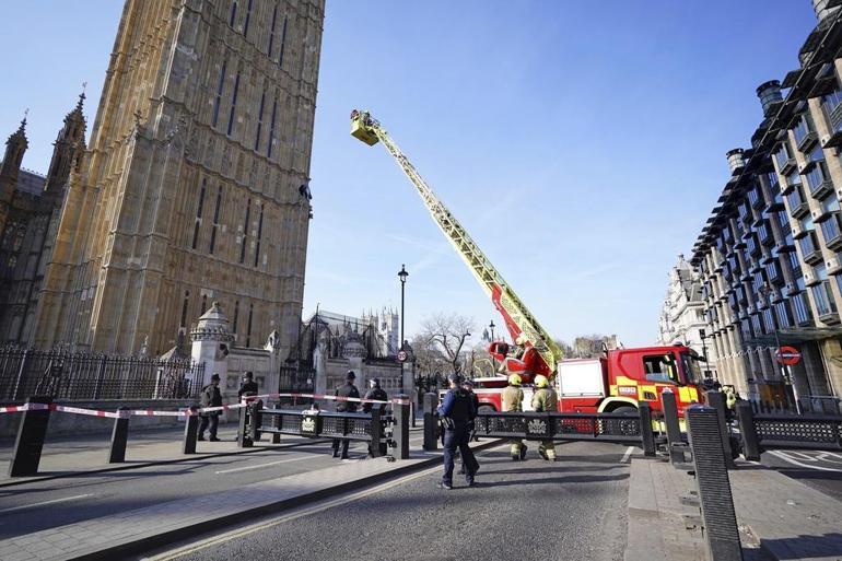 Londrayı felç eden Filistin protestosu Elizabeth Kulesine tırmandı, kimse indiremedi