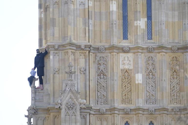 Londrayı felç eden Filistin protestosu Elizabeth Kulesine tırmandı, kimse indiremedi