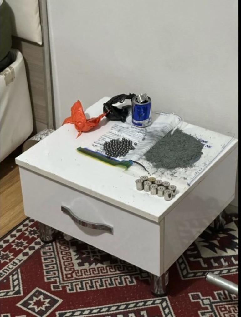İstanbulda esnafın kâbusu oluşlardı... Evlerinde bomba ve çok sayıda silah ele geçirildi