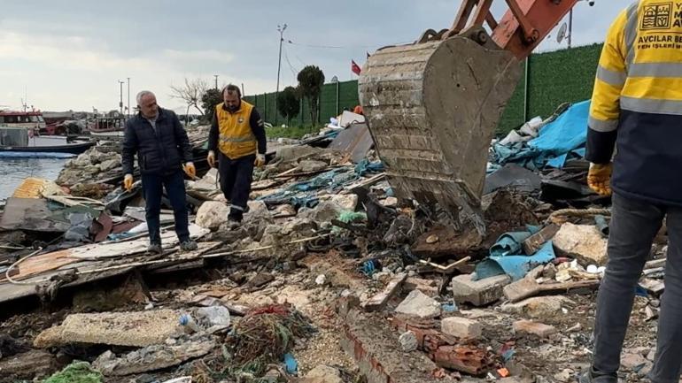 Avcılarda denizin dibinde temizlik yapıldı, çıkan malzeme ekipleri şaşkına çevirdi