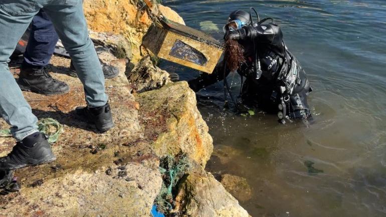 Avcılarda denizin dibinde temizlik yapıldı, çıkan malzeme ekipleri şaşkına çevirdi