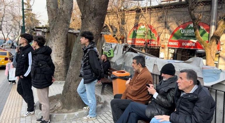 Belediyeden seyirlik çalışma Kilometrelerce uzaktan gelenler var... İftara kadar vakit geçirmek için film izler gibi izliyorlar