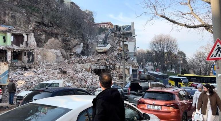 Belediyeden seyirlik çalışma Kilometrelerce uzaktan gelenler var... İftara kadar vakit geçirmek için film izler gibi izliyorlar