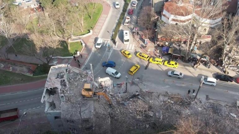 Belediyeden seyirlik çalışma Kilometrelerce uzaktan gelenler var... İftara kadar vakit geçirmek için film izler gibi izliyorlar