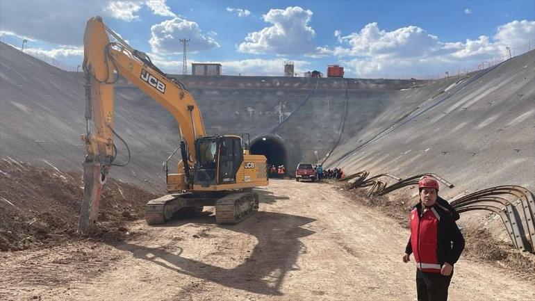 Tren tüneli inşaatına kaya düştü: 1 ölü, 1 yaralı var
