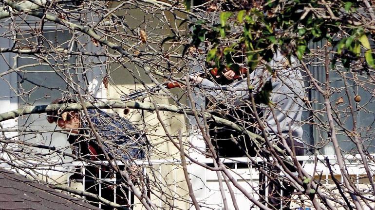 Annesini rehin aldı komşusunu yaraladı... Polislere ateş açtı çatışmada öldü