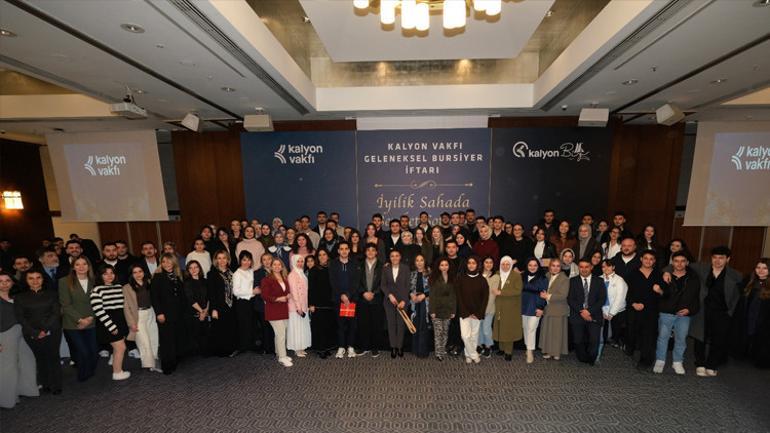 Bursiyerleriyle iftarda buluştu