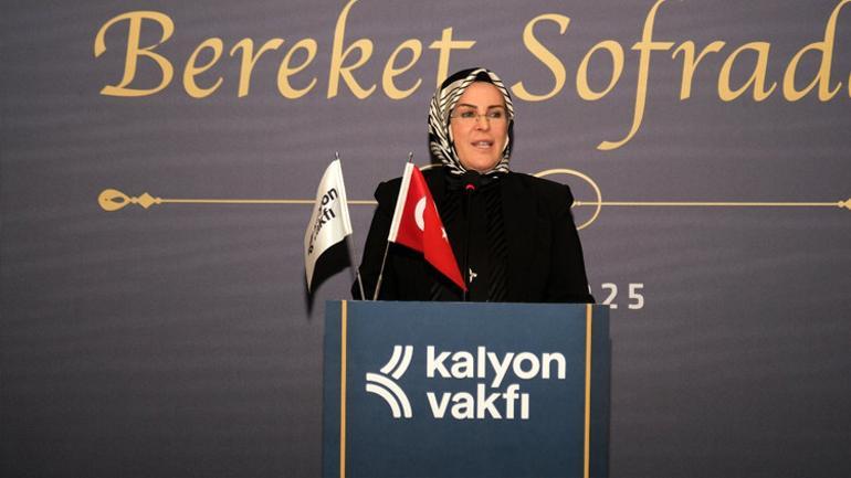 Bursiyerleriyle iftarda buluştu