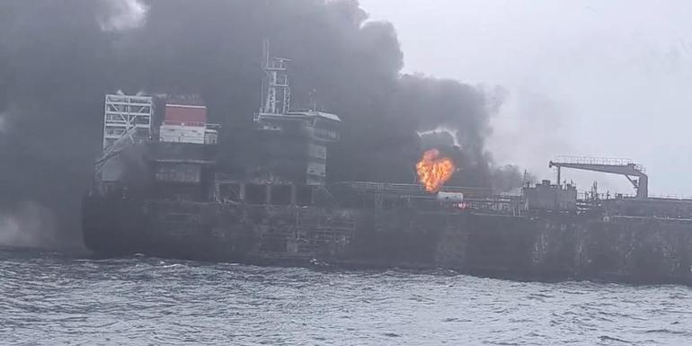 Petrol tankeri ile zehirli kimyasal taşıyan kargo gemisi çarpıştı: 24 saattir söndürülemedi... Uzmanlar: Bedeli ağır olabilir