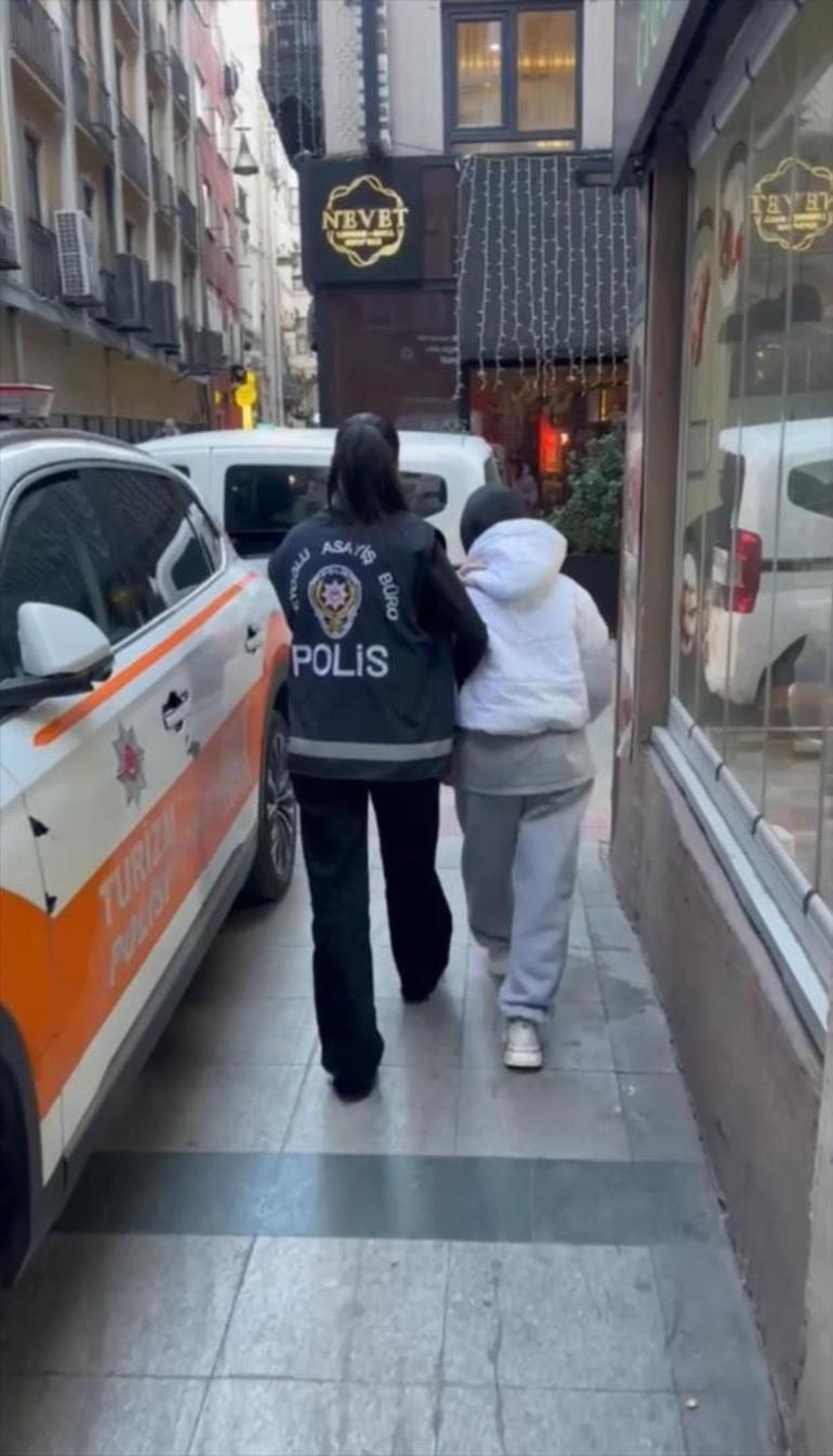 Kuyumcudan altın taç çaldı, savunması şaşkına çevirdi Elindeki taçla hiçbir şey yapmamış gibi sokakta böyle yürüdü
