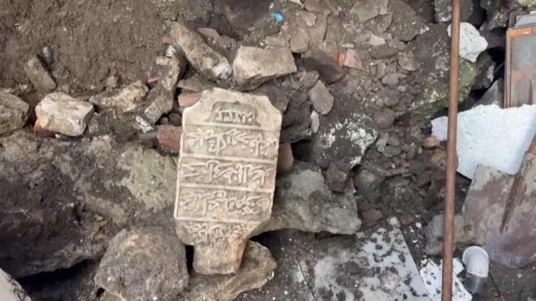 Fatihte çöken duvarın molozları arasında bulundu: Tam 793 yıllık... | Burada daha fazlasının olduğunu düşünmeliyiz