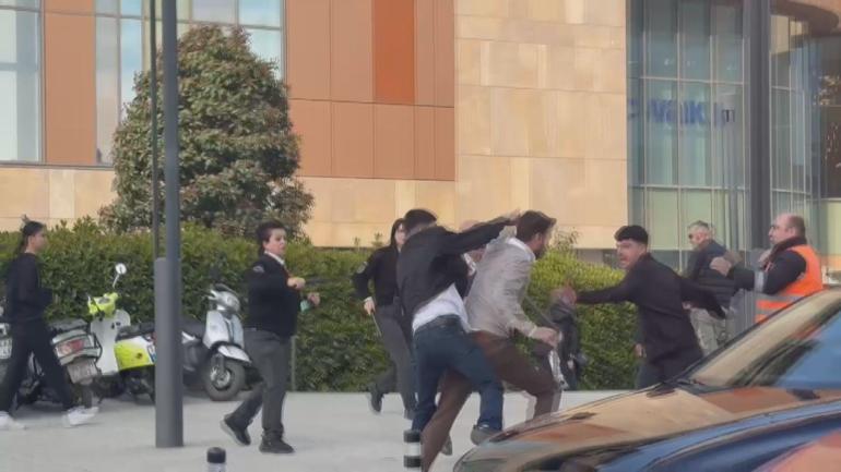 İstanbuldaki AVMde dehşet Şüphelendiği kişileri şikayet etti, saldırıya uğrayıp bıçaklandı