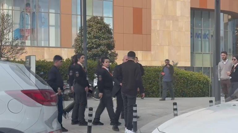 İstanbuldaki AVMde dehşet Şüphelendiği kişileri şikayet etti, saldırıya uğrayıp bıçaklandı