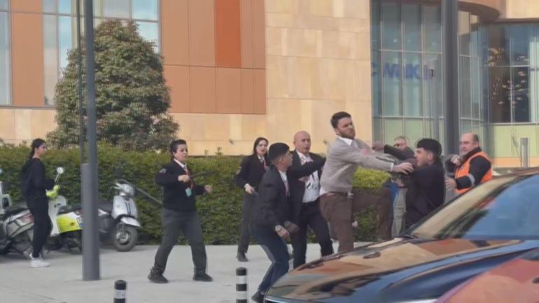 İstanbuldaki AVMde dehşet Şüphelendiği kişileri şikayet etti, saldırıya uğrayıp bıçaklandı