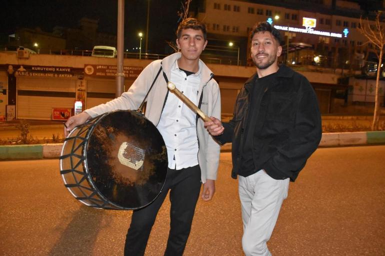 Müzisyenin ramazan davulcusuyla yakaladığı ritmi milyonlar izliyor