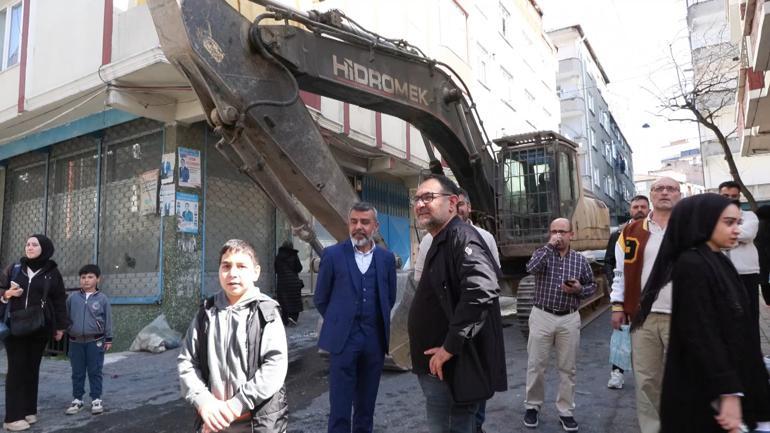 Esenlerde kontrollü yıkım sırasında yan taraftaki bina hasar aldı Apartman tahliye edildi