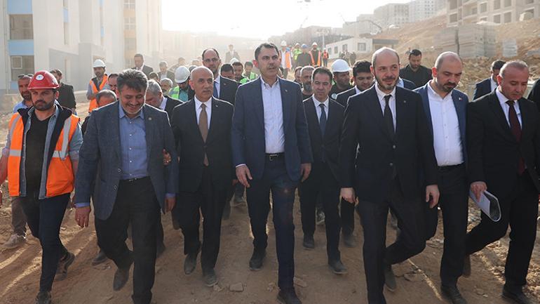 Bakan Kurum, Kahramanmaraşta afet konutları şantiyelerinde inceleme yaptı