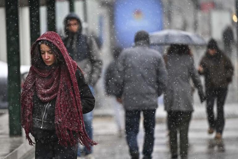 İstanbulda yağış için saat belli oldu... 48 il için sarı kodlu uyarı Kar ve şiddetli yağmur alarmı... İlk kar tatili haberi geld: 1 ilde okullarda eğitime ara