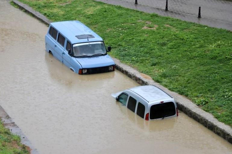 İstanbulda yağış için saat belli oldu... 48 il için sarı kodlu uyarı Kar ve şiddetli yağmur alarmı... İlk kar tatili haberi geld: 1 ilde okullarda eğitime ara