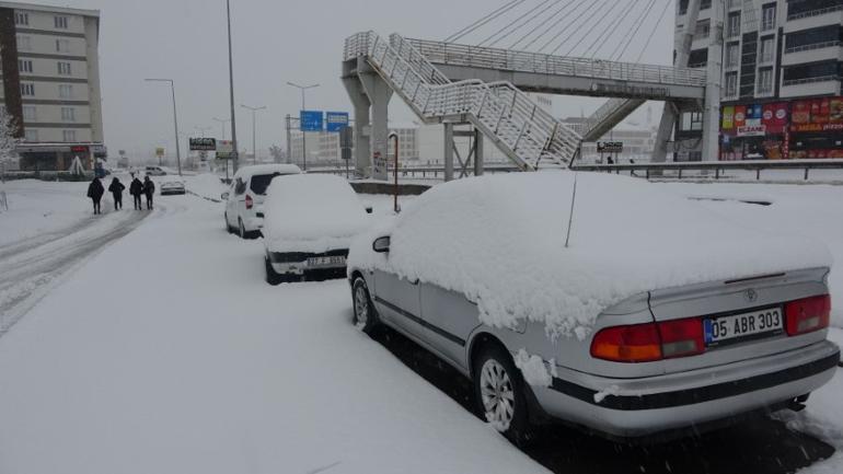 Mart kazma kürek yaktırdı: Yoğun kar yağışıyla yollar kapandı, ekiplerin mücadelesi sürüyor