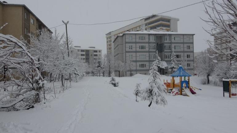 Mart kazma kürek yaktırdı: Yoğun kar yağışıyla yollar kapandı, ekiplerin mücadelesi sürüyor