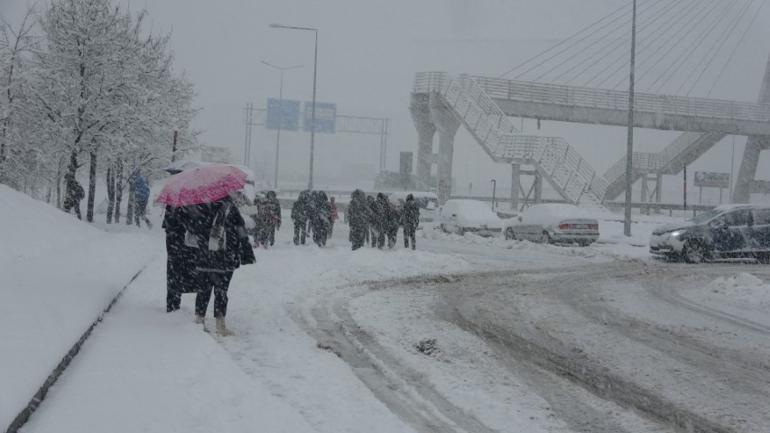 Mart kazma kürek yaktırdı: Yoğun kar yağışıyla yollar kapandı, ekiplerin mücadelesi sürüyor