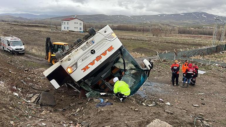 Yolcu otobüsü devrilmesi sonucu 2 kişi öldü, 18 kişi yaralandı. 1 Sivasta yolcu otobüsü devrildi: Ölü ve yaralılar var