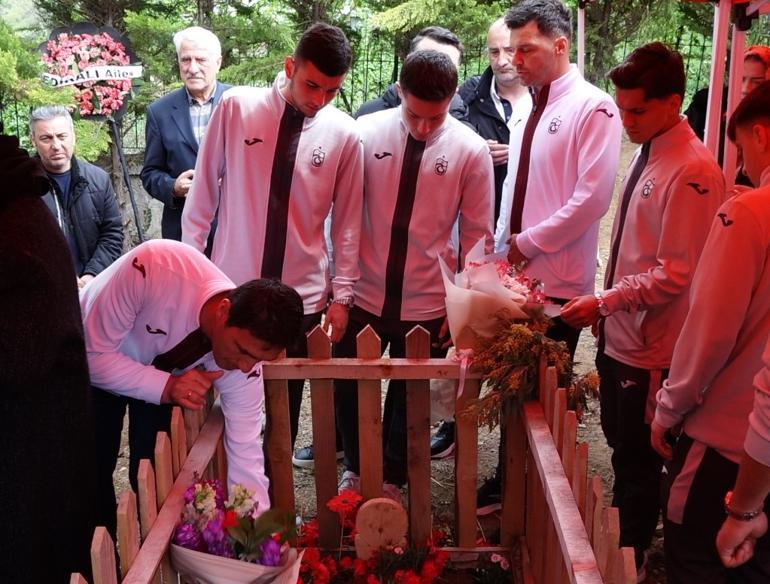 Sevenleri, Volkan Konak��n mezar�na ak�n etti! 'A�abeyimi kaybetmi� gibiyim