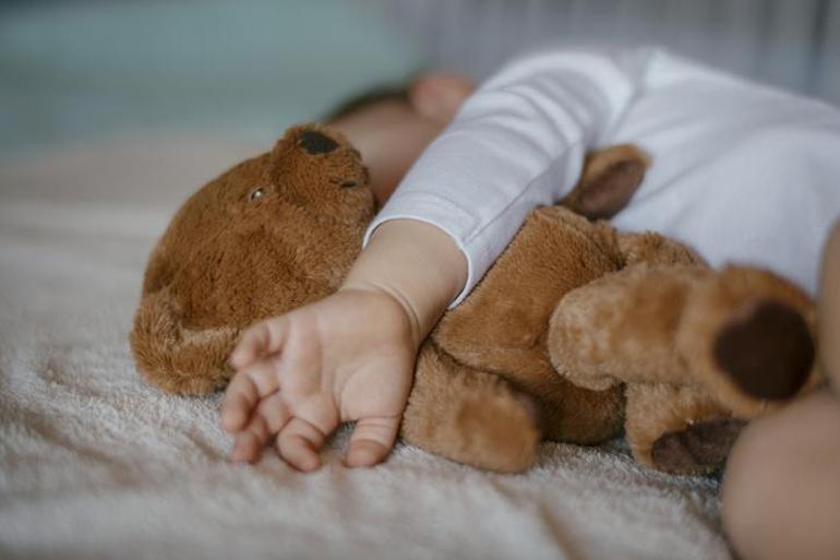 Hâlâ peluş oyuncağınıza sarılıp uyuyorsanız utanmayın! Travma tedavisinde bile kullanılıyor - Hürriyet Aile