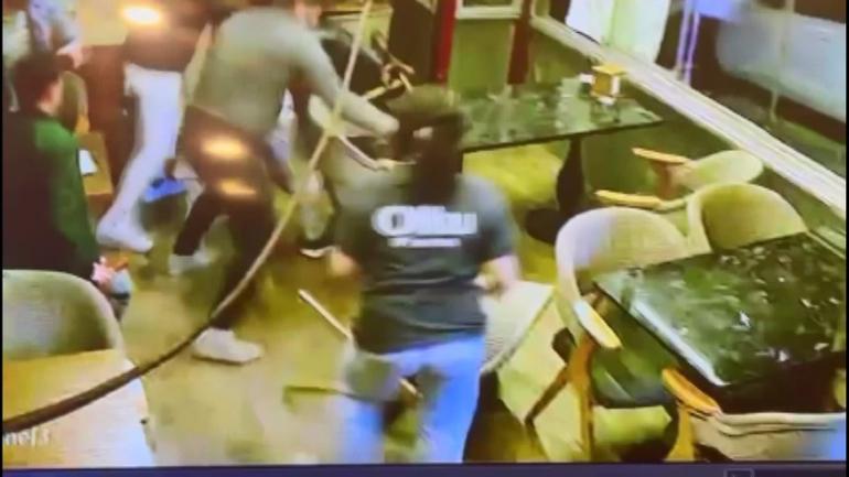 İstanbuldaki mekanda dehşet İşletme sahibini ve arkadaşlarını feci şekilde dövdüler... | Adam boksör, tek yumrukla bayıltmış