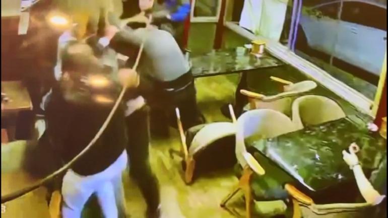 İstanbuldaki mekanda dehşet İşletme sahibini ve arkadaşlarını feci şekilde dövdüler... | Adam boksör, tek yumrukla bayıltmış