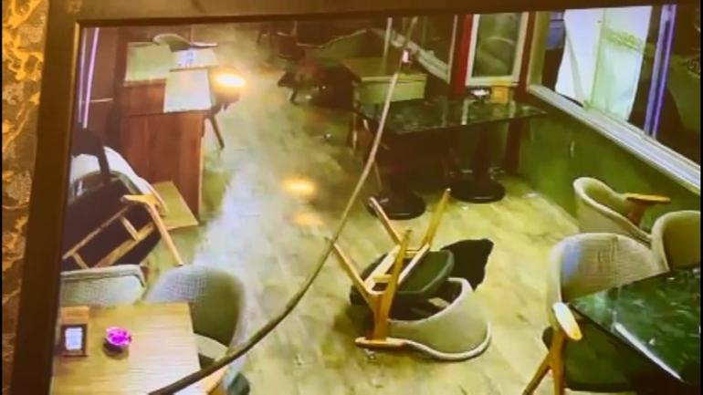 İstanbuldaki mekanda dehşet İşletme sahibini ve arkadaşlarını feci şekilde dövdüler... | Adam boksör, tek yumrukla bayıltmış